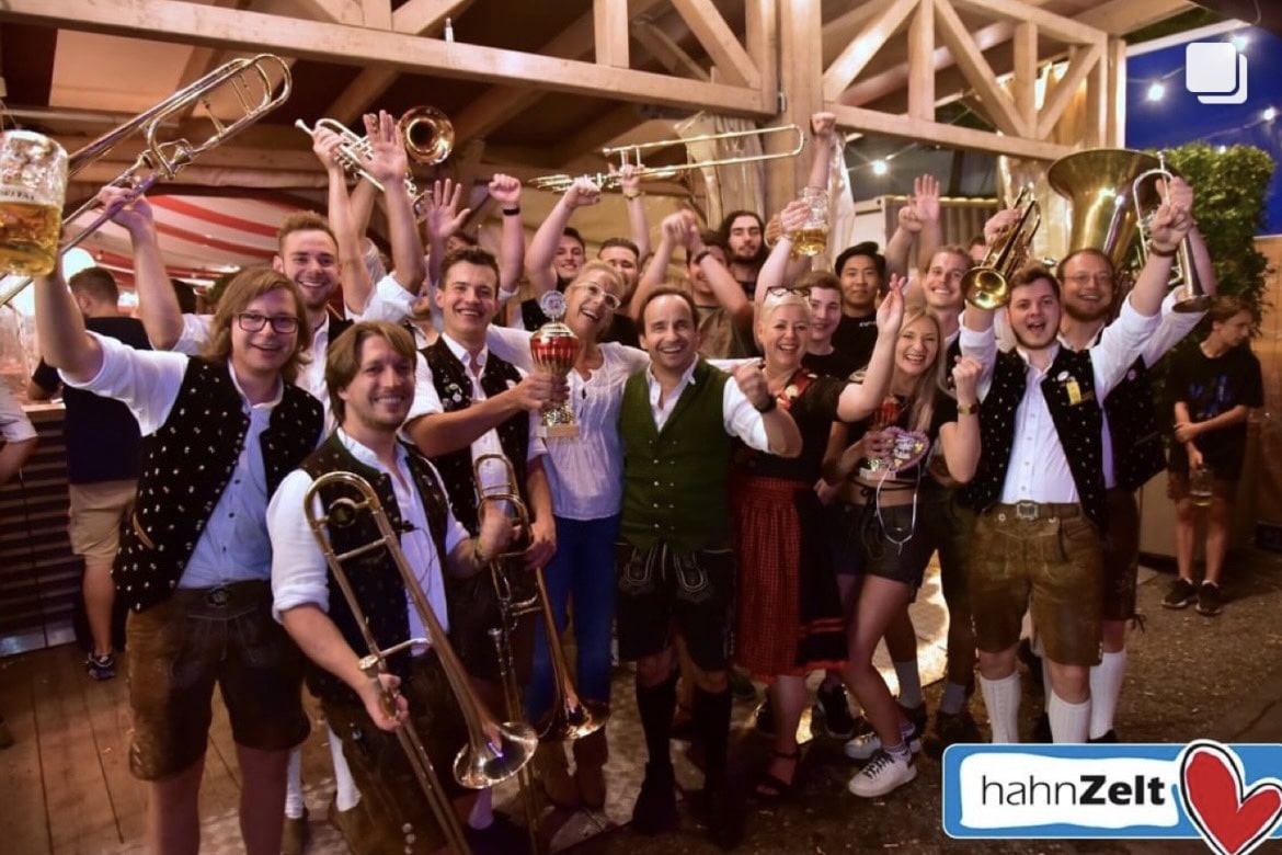 New_Comer_stage-Hahn_Zelt